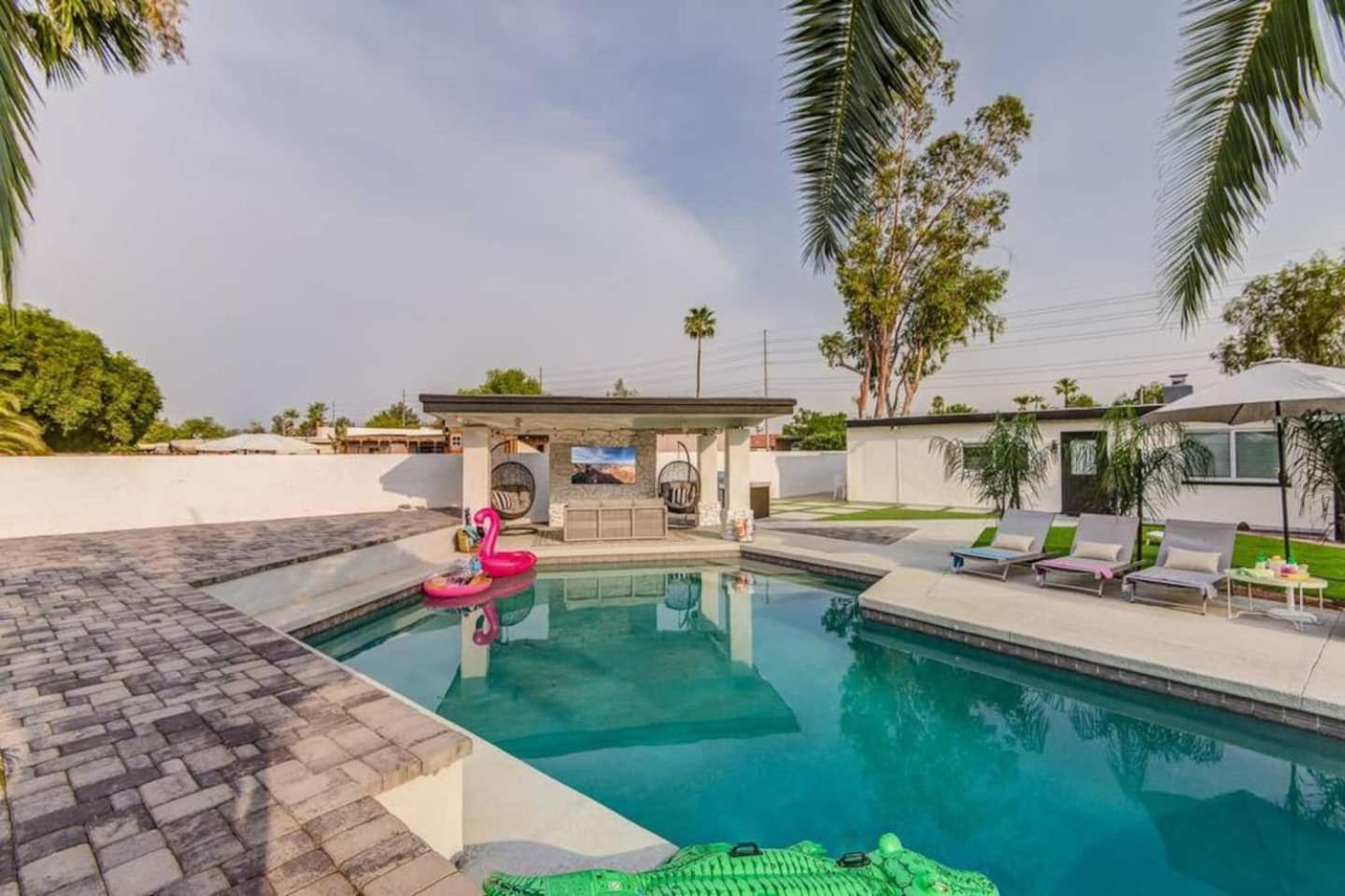 Cactus Jack! Heated Pool, Putting *