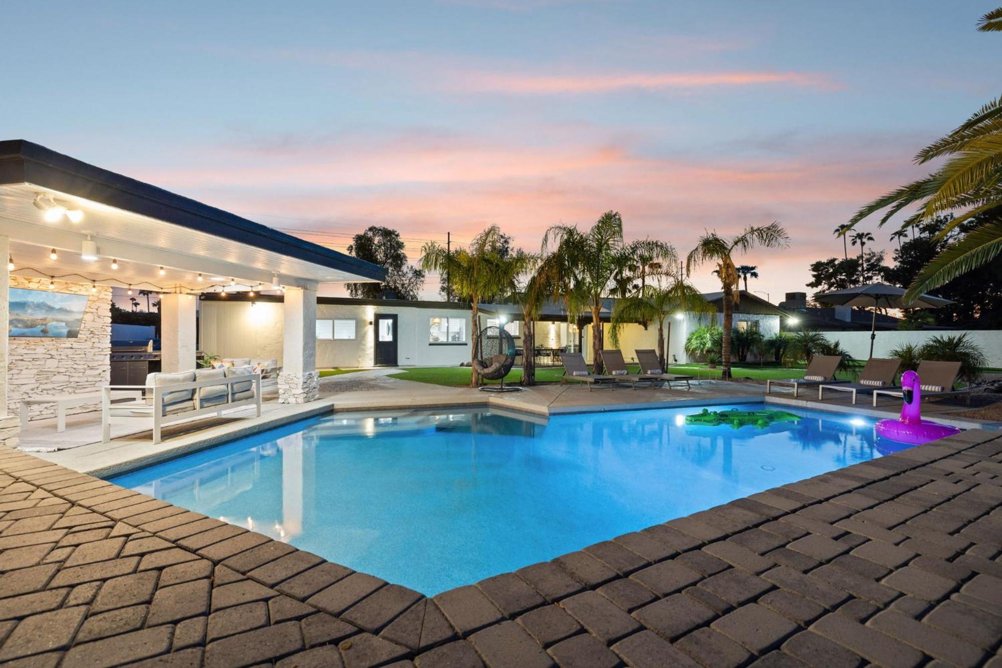 Cactus Jack! Heated Pool, Putting